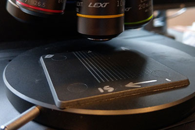 Badanie tabliczek polimerowych przy użyciu mikroskopu LEXT OLS5000