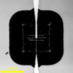 그림 9. OLS5000 현미경 긴 작동 거리 렌즈(LMPLFLN100xLEXT)를 사용하여 캡처한 ACNTC 와이어 본딩의 레이저 스캐닝 이미지. 긴 작동 거리를 통해 샘플 제거 및 파괴 없이 칩 캐리어 안의 장치 이미지를 생성할 수 있습니다.