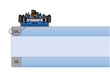Baugruppe mit Phased-Array-Sensor und Wasserstreckenvorlaufkeil eines automatisierten Rohrprüfsystems nahe des Rohrendes, wobei das Schallbündel an der Rohrkante reflektiert wird.