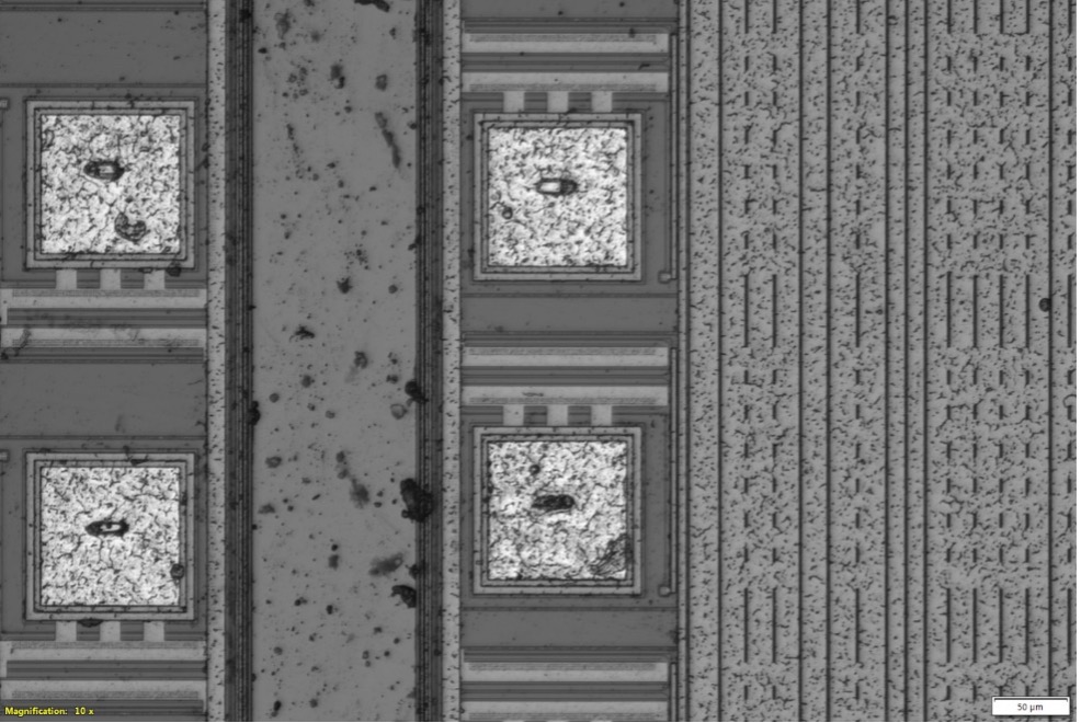 Immagine a campo chiaro di un chip di semiconduttore