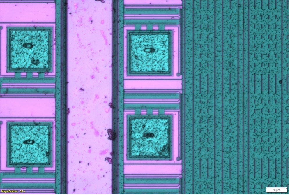 Un'immagine sovrapposta in falsi colori applica un maggiore contrasto su un chip di semiconduttore