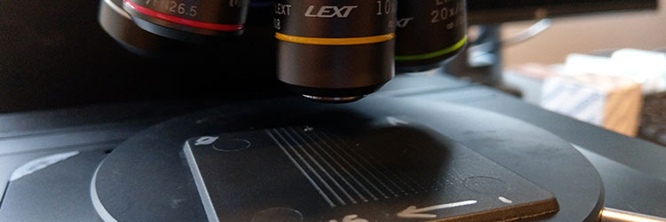 Badanie tabliczek polimerowych pod kątem zarysowań przy użyciu mikroskopu laserowego