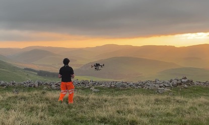 Detecção remota com drone em andamento em Yeavering Bell, Northumberland, como parte de um projeto conjunto da University of Durham e do The Gefrin Trust.