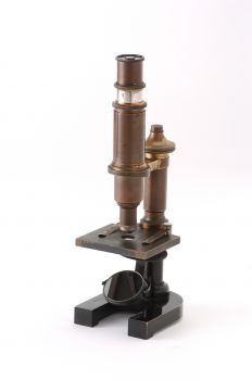 Figure 1 : Lancé en 1920, le microscope Asashi a été le premier fabriqué par Olympus.