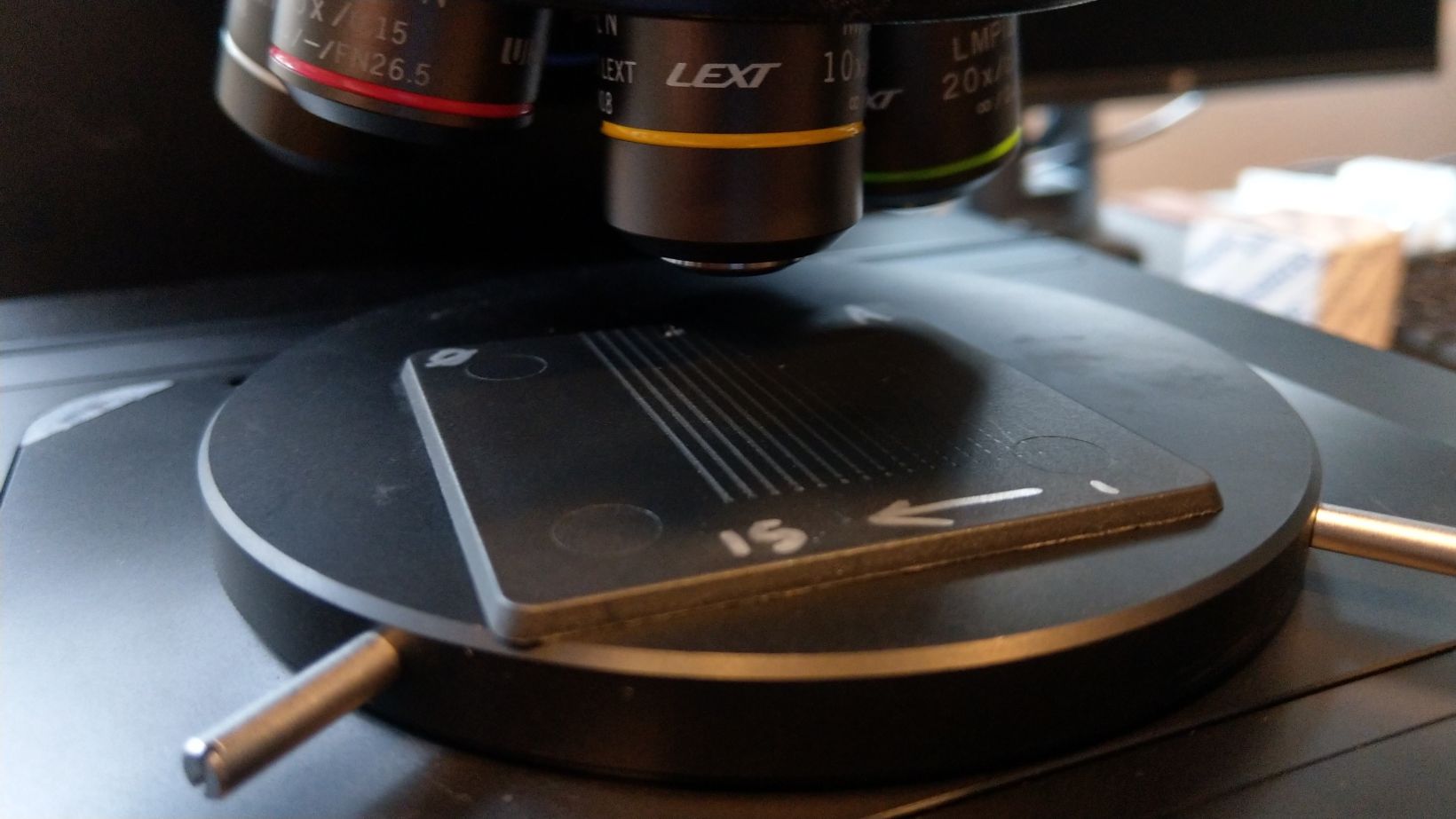 Mit dem LEXT OLS5000 Mikroskop von Olympus können in einem Ritzversuch präzise 3D-Darstellungen einer Probe schnell erstellt werden.
