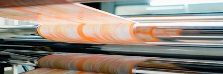 В ротогравюрных печатных машинах используется метод печати триадными красками с помощью гравюрного вала для нанесения изображений на упа