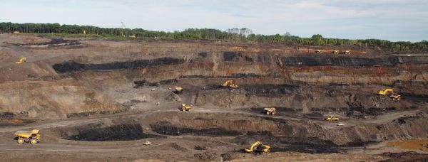 Vista panorámica de la enorme mina a tajo abierto de carbón térmico Sebuku en el sur de Kalimantan, Indonesia.