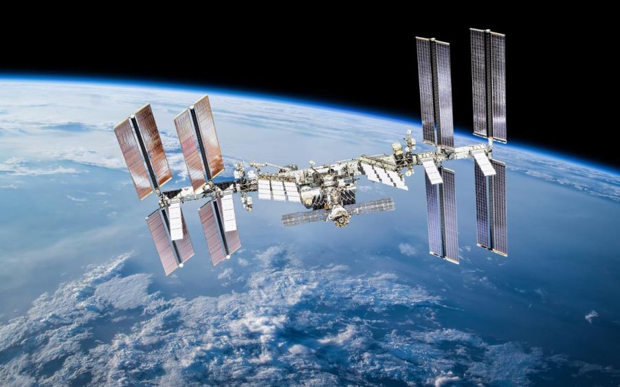 Stazione spaziale internazionale (ISS) orbitante attorno alla Terra; elementi di questa immagine forniti per gentile concessione dalla NASA