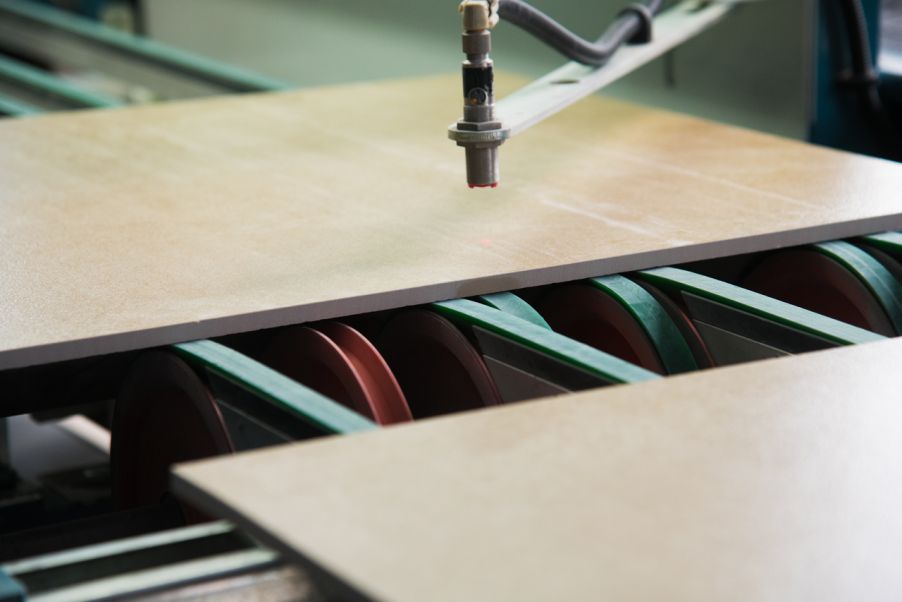 Ladrilhos de cerâmica em uma cinta transportadora de uma planta de fabricação industrial