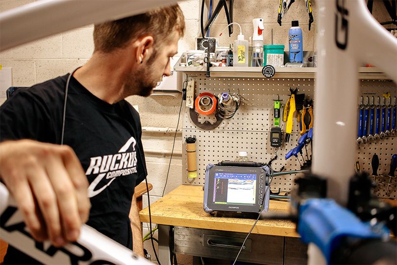 Shawn Small de la empresa Ruckus Composites inspeccionando un cuadro (marco) de bicicleta de materiales compuestos (composites) con el OmniScan SX