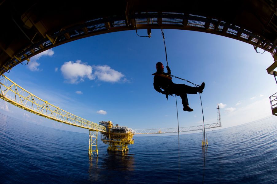 在海上石油钻井平台上借助绳索完成检修作业