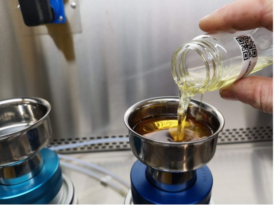 Odběr vzorků oleje pro analýzu čistoty