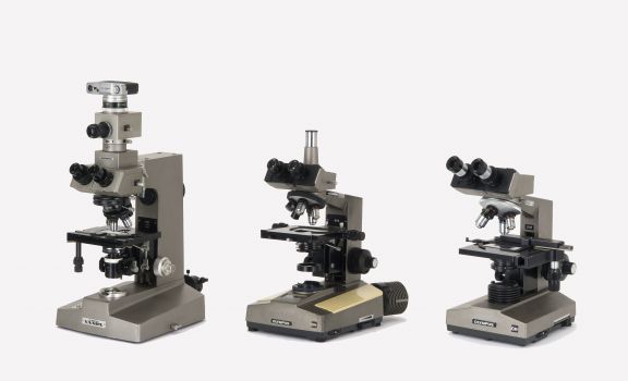 Série de microscópios verticais (da esquerda para direita) lançada na década de 1970: série AH (1972), série (1974) e série CH (1976)