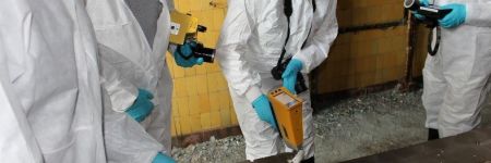RFA-Handanalysator während der Analyse radioaktiver Stoffe in Tschernobyl